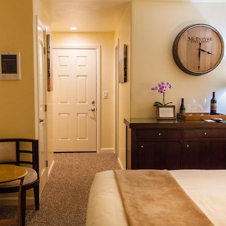The Vendange Carmel Inn & Suites Екстериор снимка