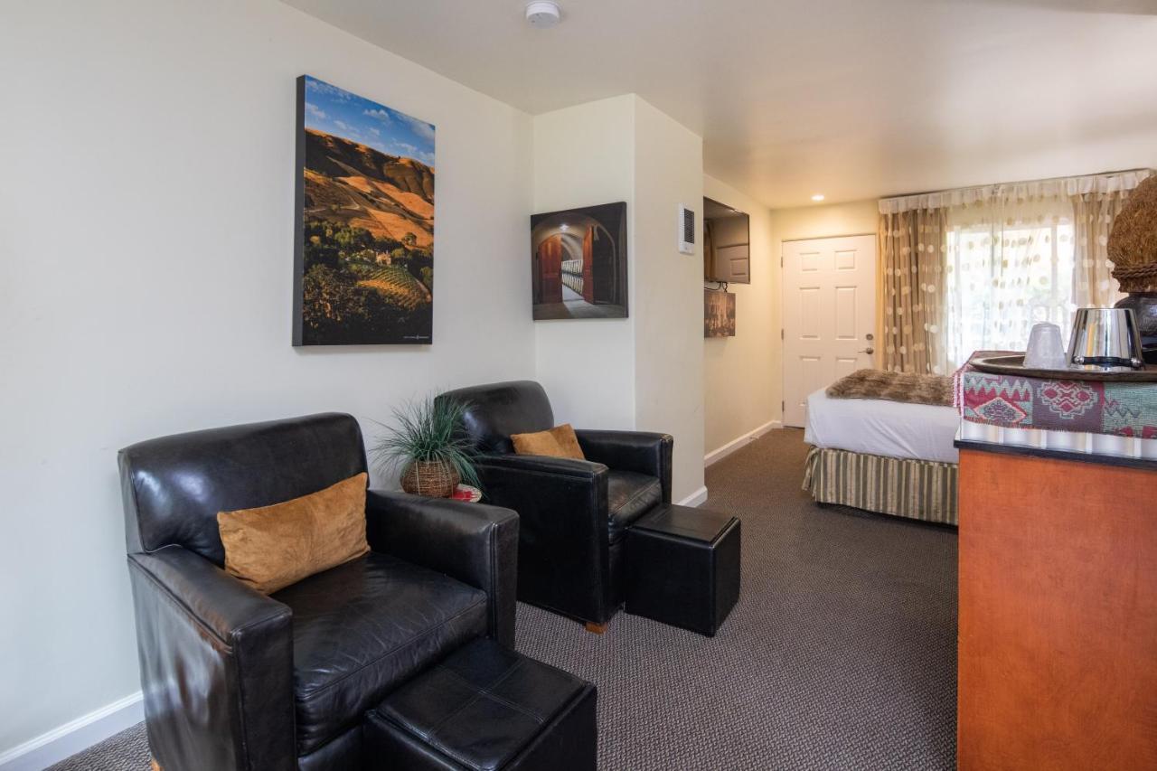 The Vendange Carmel Inn & Suites Екстериор снимка