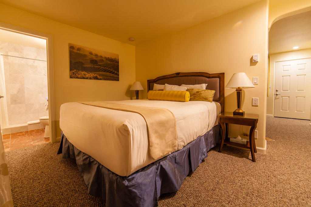 The Vendange Carmel Inn & Suites Стая снимка