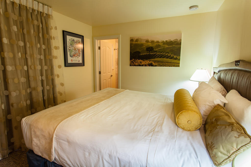 The Vendange Carmel Inn & Suites Стая снимка