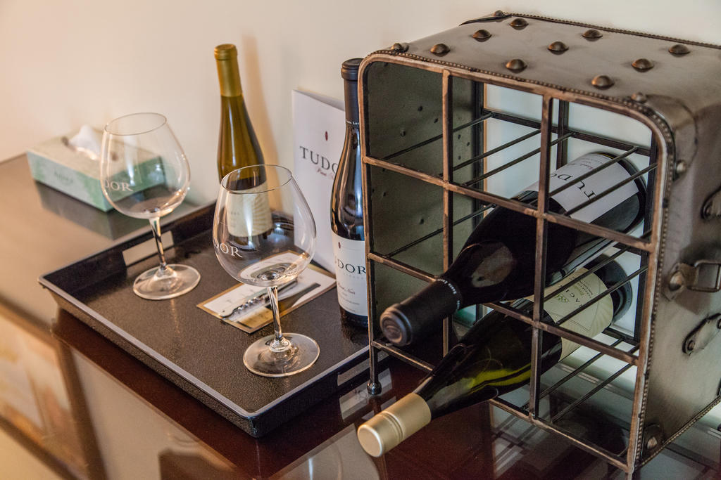 The Vendange Carmel Inn & Suites Стая снимка
