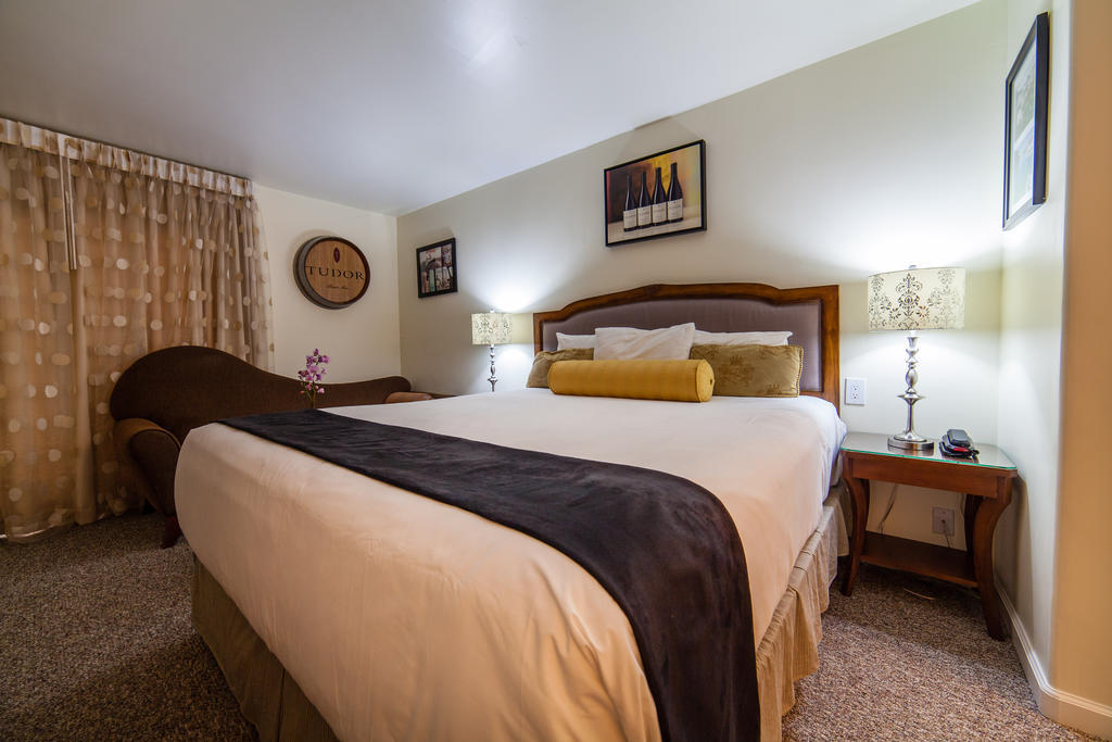 The Vendange Carmel Inn & Suites Стая снимка