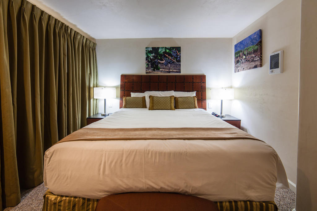 The Vendange Carmel Inn & Suites Стая снимка
