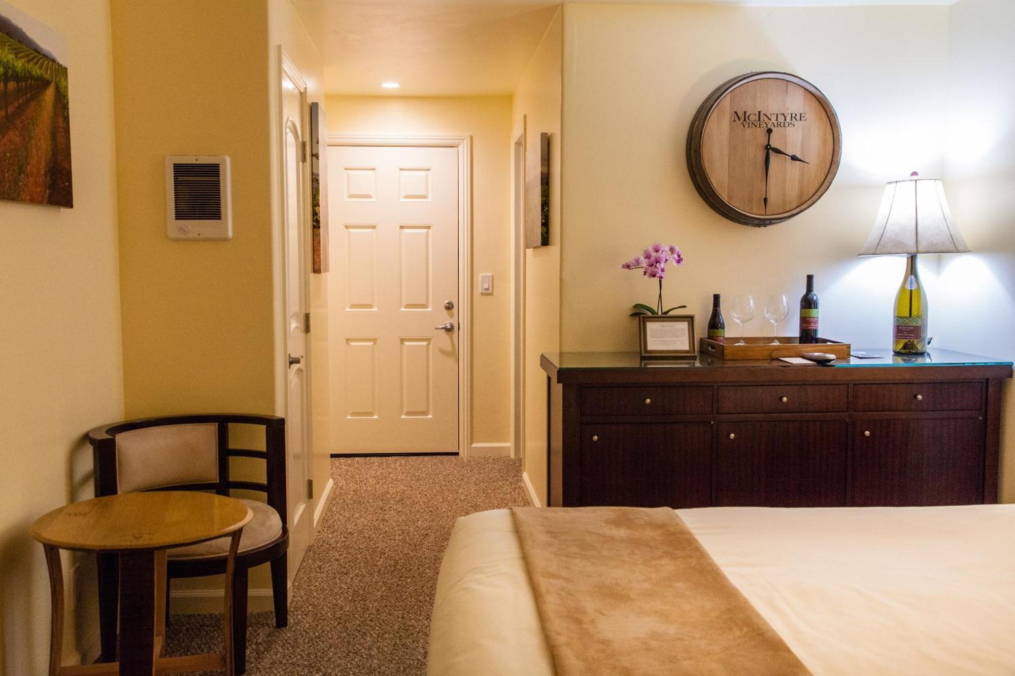 The Vendange Carmel Inn & Suites Екстериор снимка