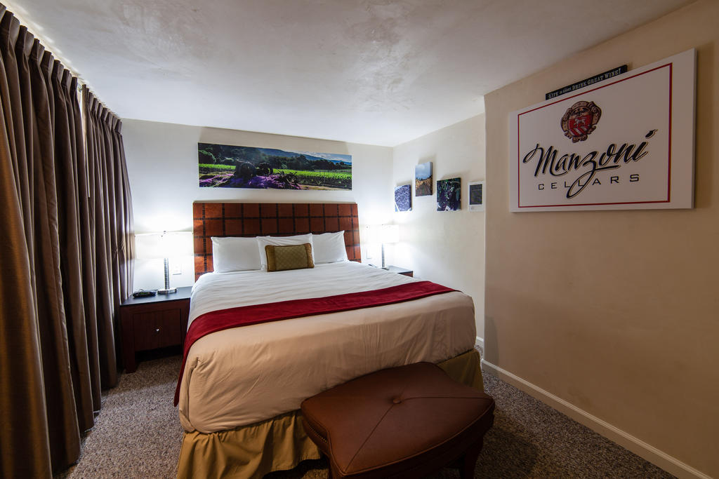 The Vendange Carmel Inn & Suites Стая снимка