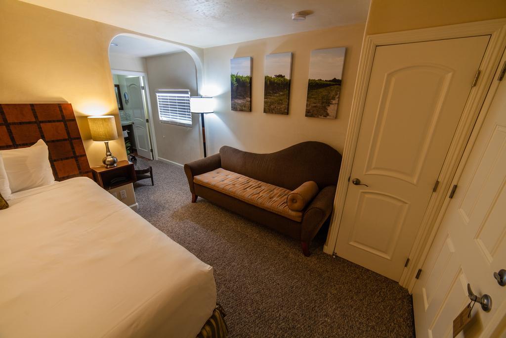 The Vendange Carmel Inn & Suites Стая снимка